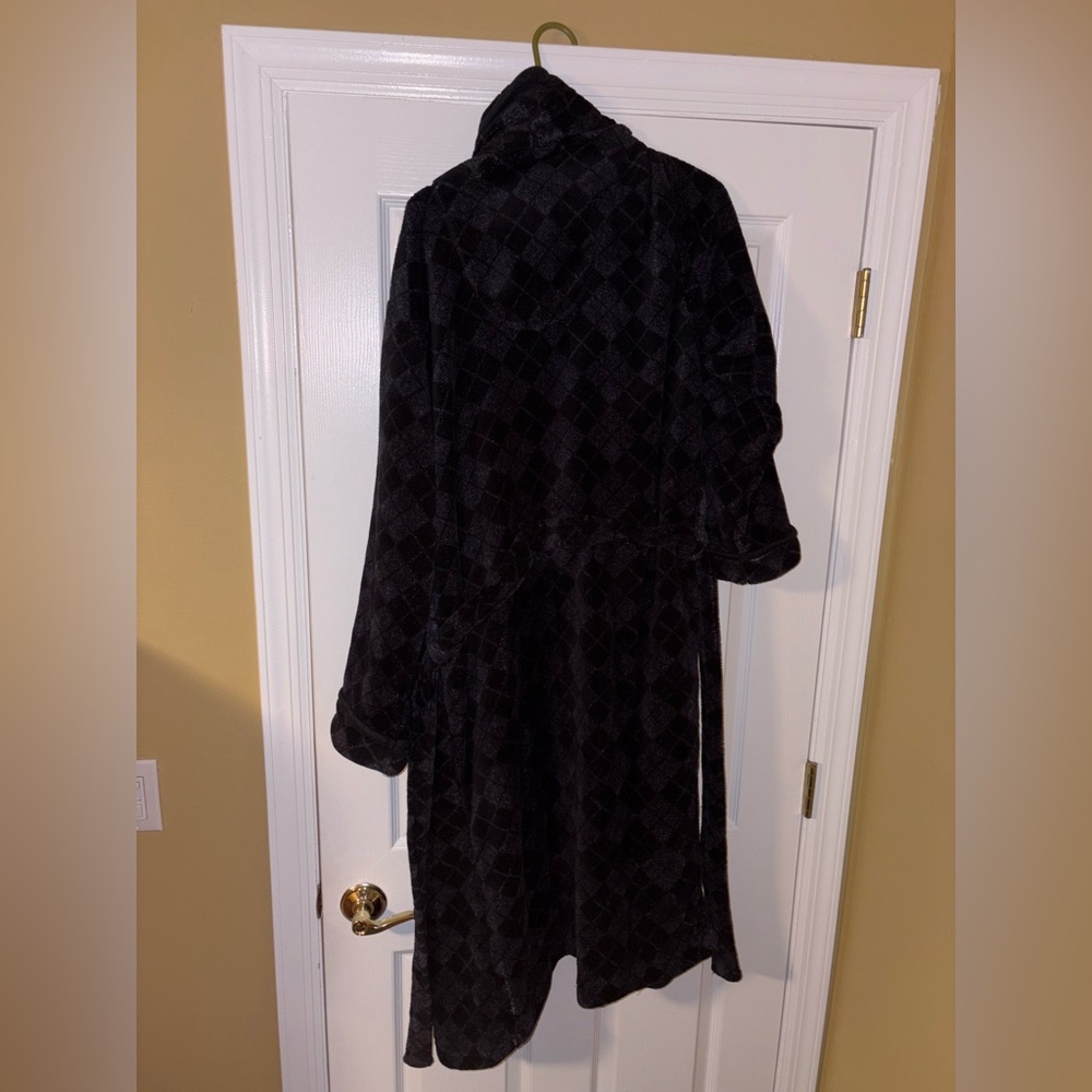 Men's Black Diamond Pattern Robe - Picture 2 of 3